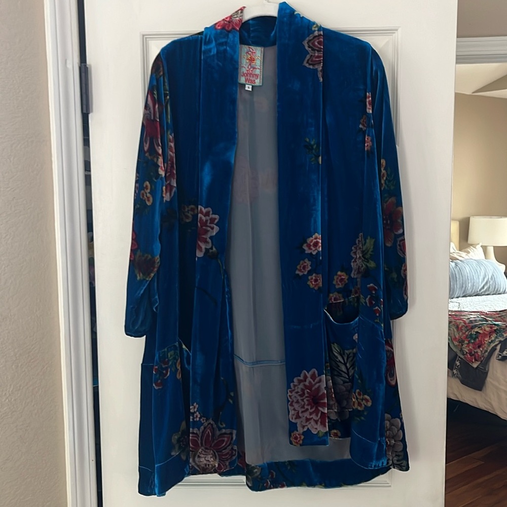 Johnny Was;Vivian kimono jacket in floral-print velvet.